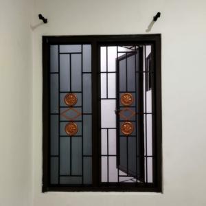tralis jendela minimalis - Hitam