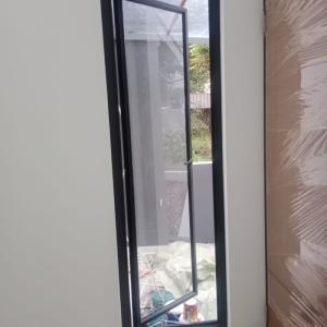 Jendela swing Aluminium kaca polos 5mm