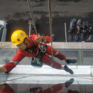 Jasa Pembersihan ACP dan Kaca Gedung